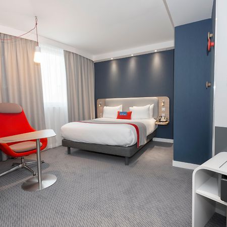 Holiday Inn Express Paris - Velizy By Ihg Екстериор снимка