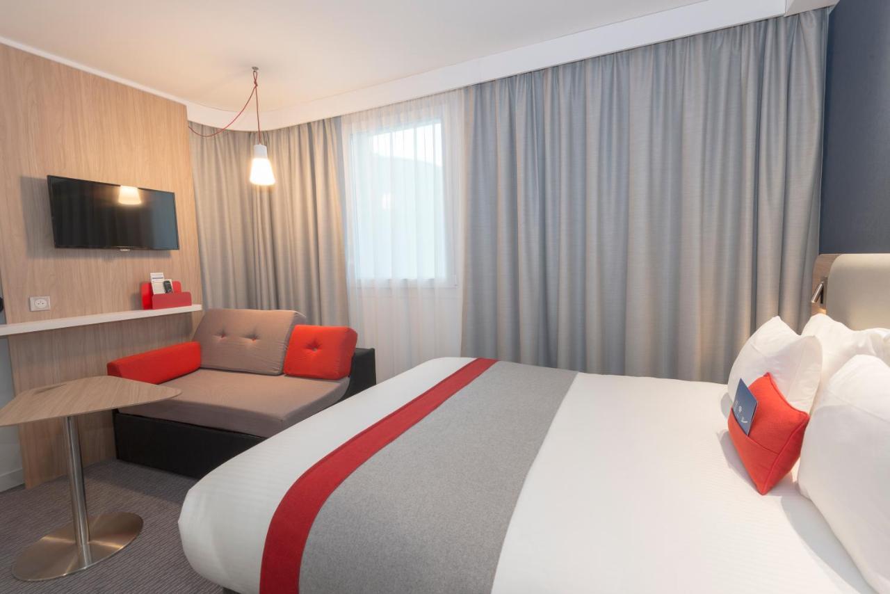 Holiday Inn Express Paris - Velizy By Ihg Екстериор снимка