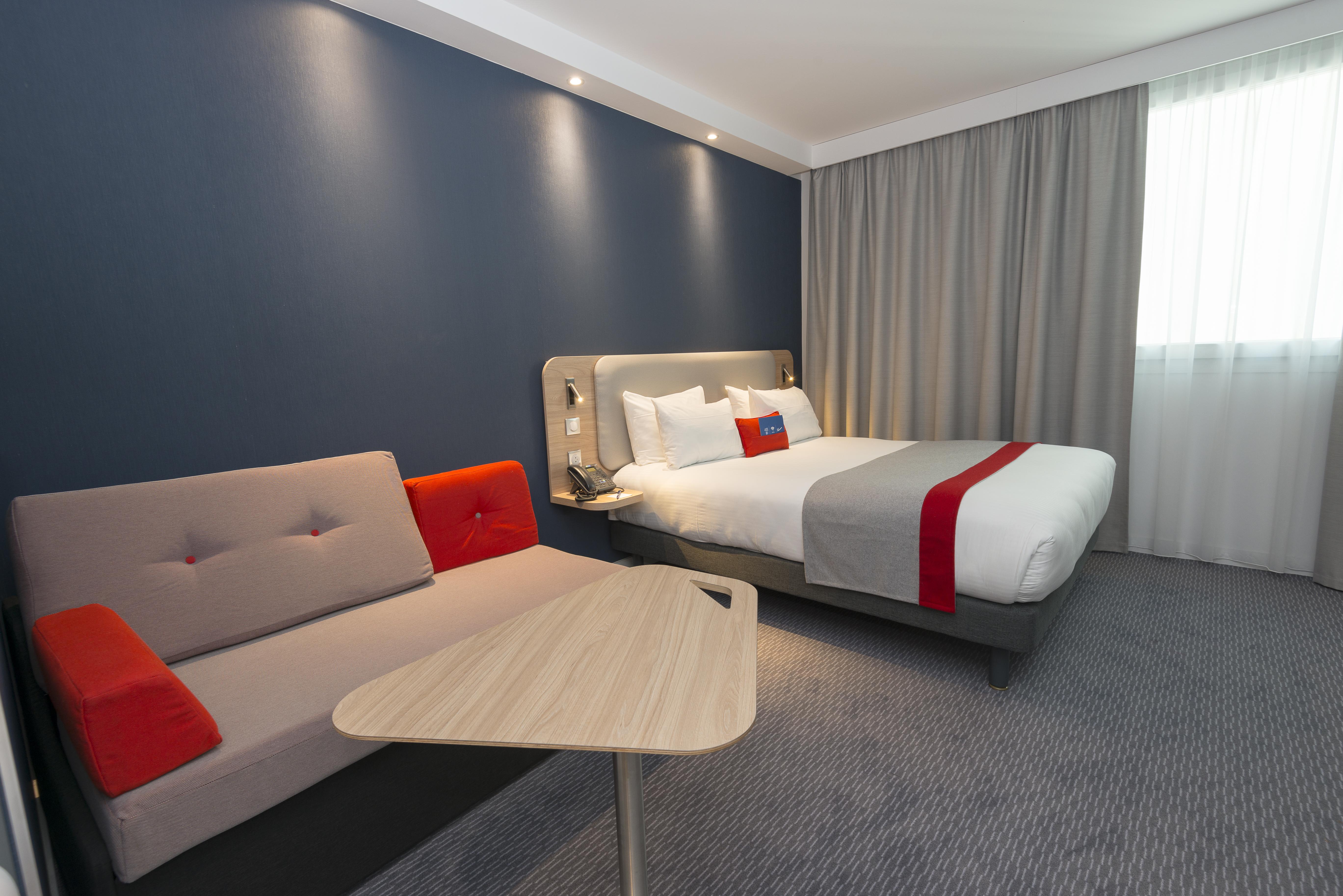 Holiday Inn Express Paris - Velizy By Ihg Екстериор снимка