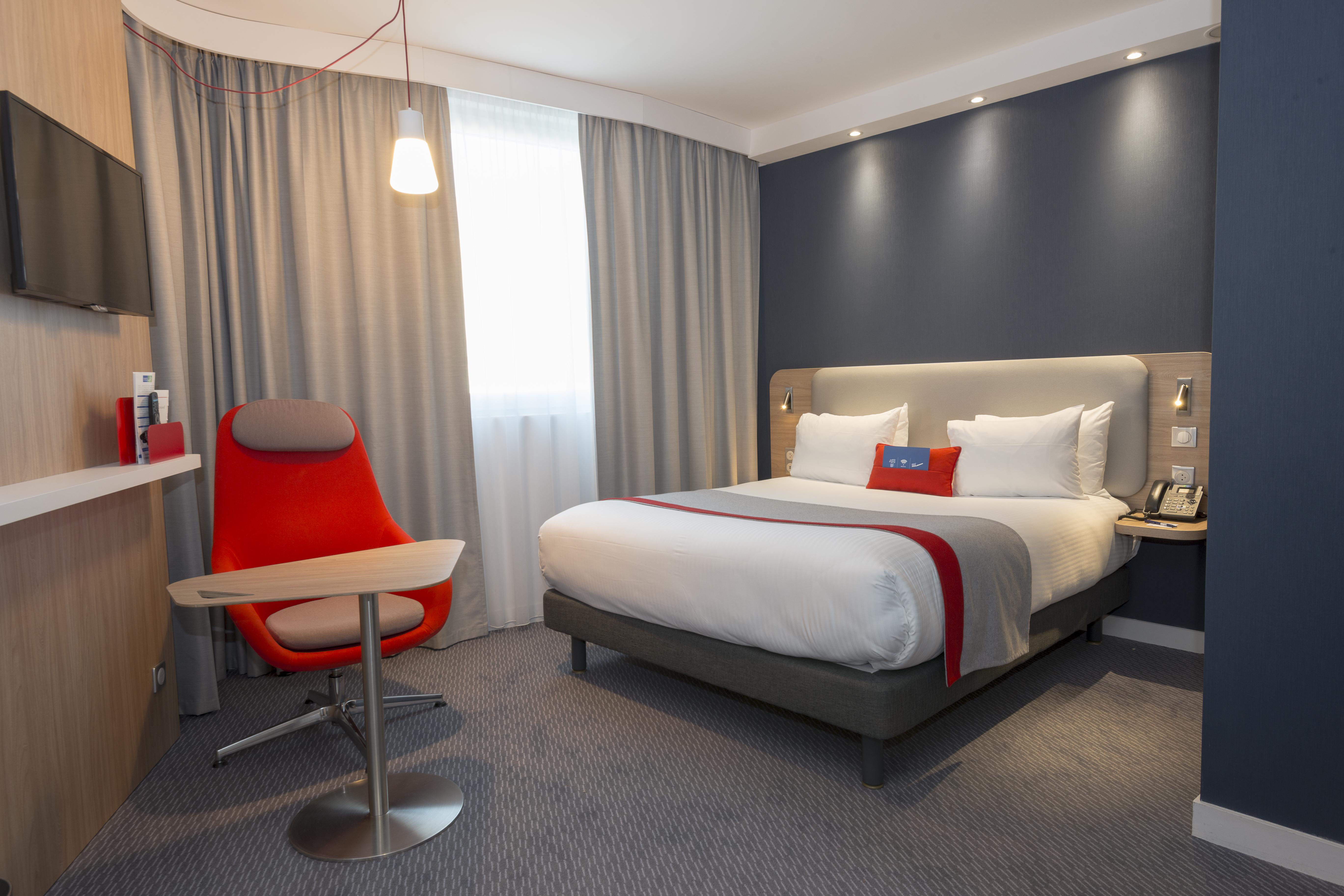 Holiday Inn Express Paris - Velizy By Ihg Екстериор снимка