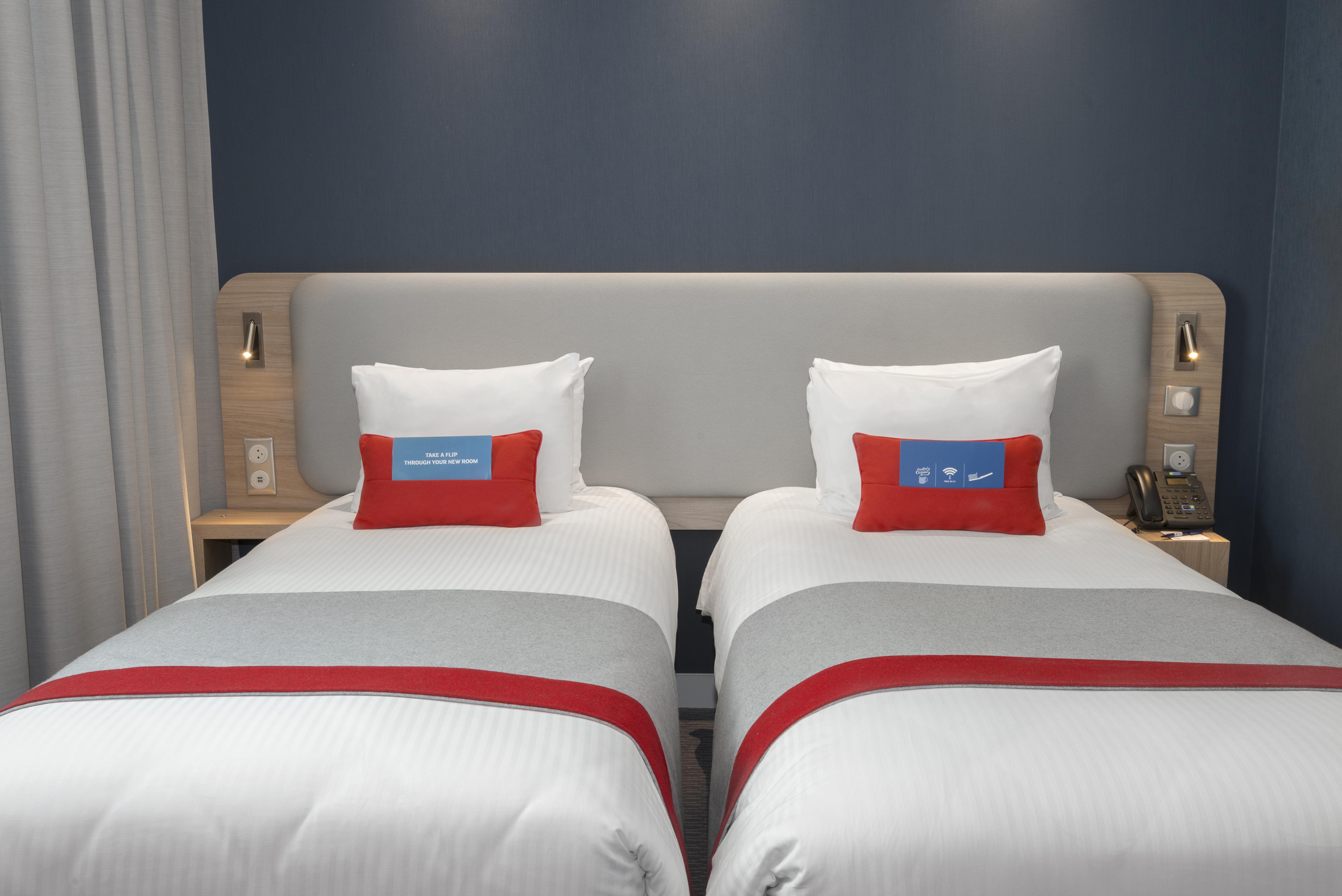 Holiday Inn Express Paris - Velizy By Ihg Екстериор снимка