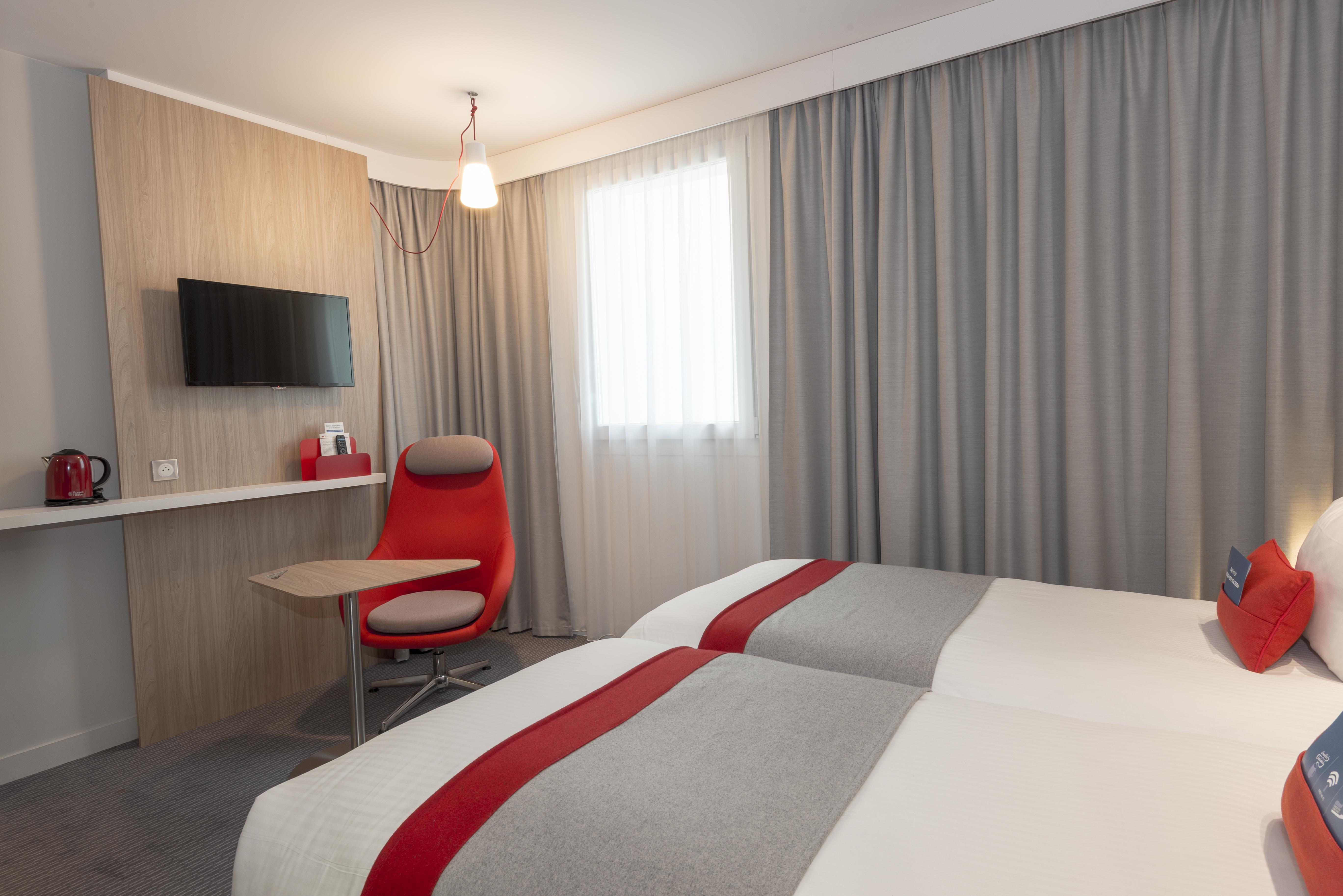 Holiday Inn Express Paris - Velizy By Ihg Екстериор снимка