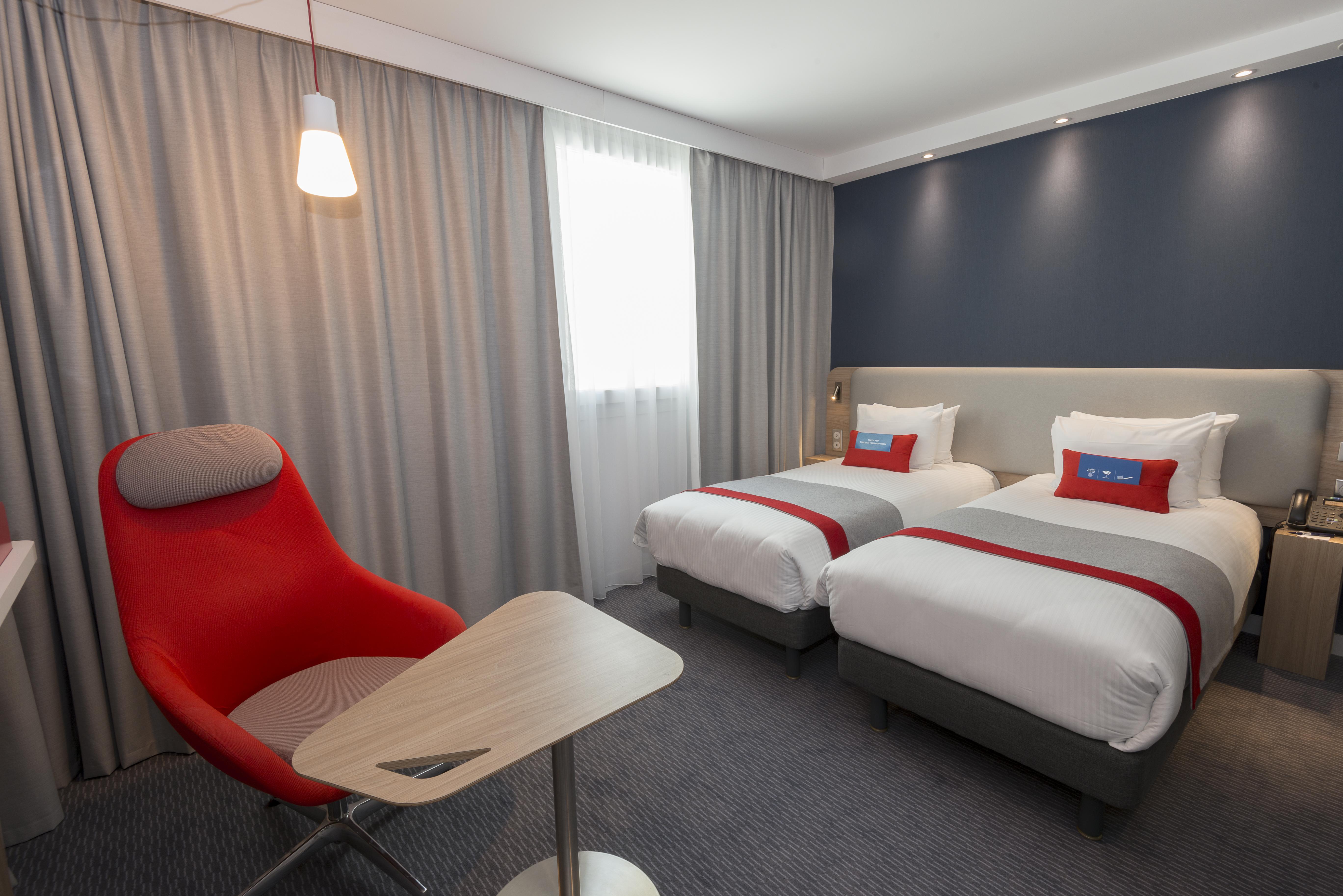 Holiday Inn Express Paris - Velizy By Ihg Екстериор снимка