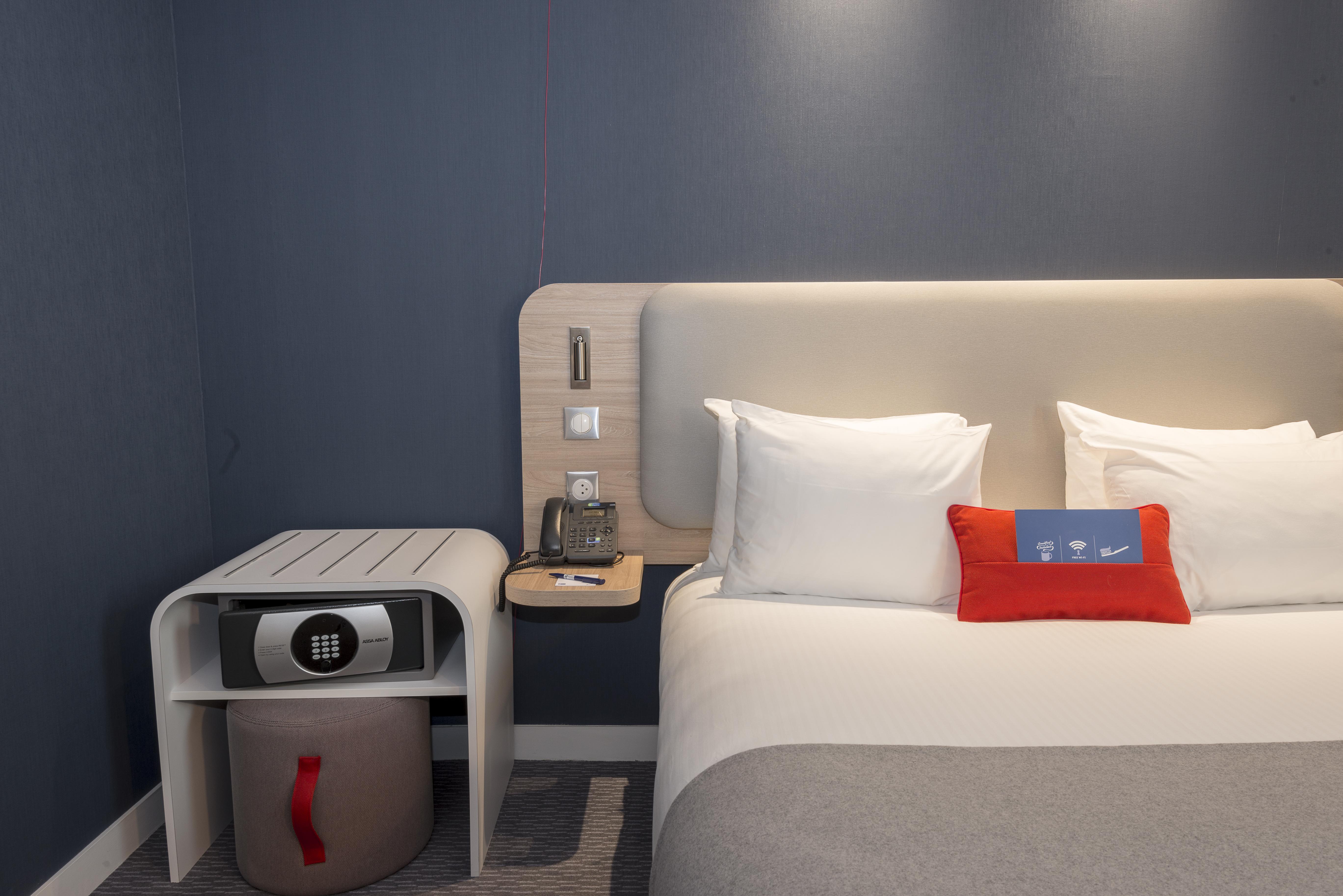 Holiday Inn Express Paris - Velizy By Ihg Екстериор снимка