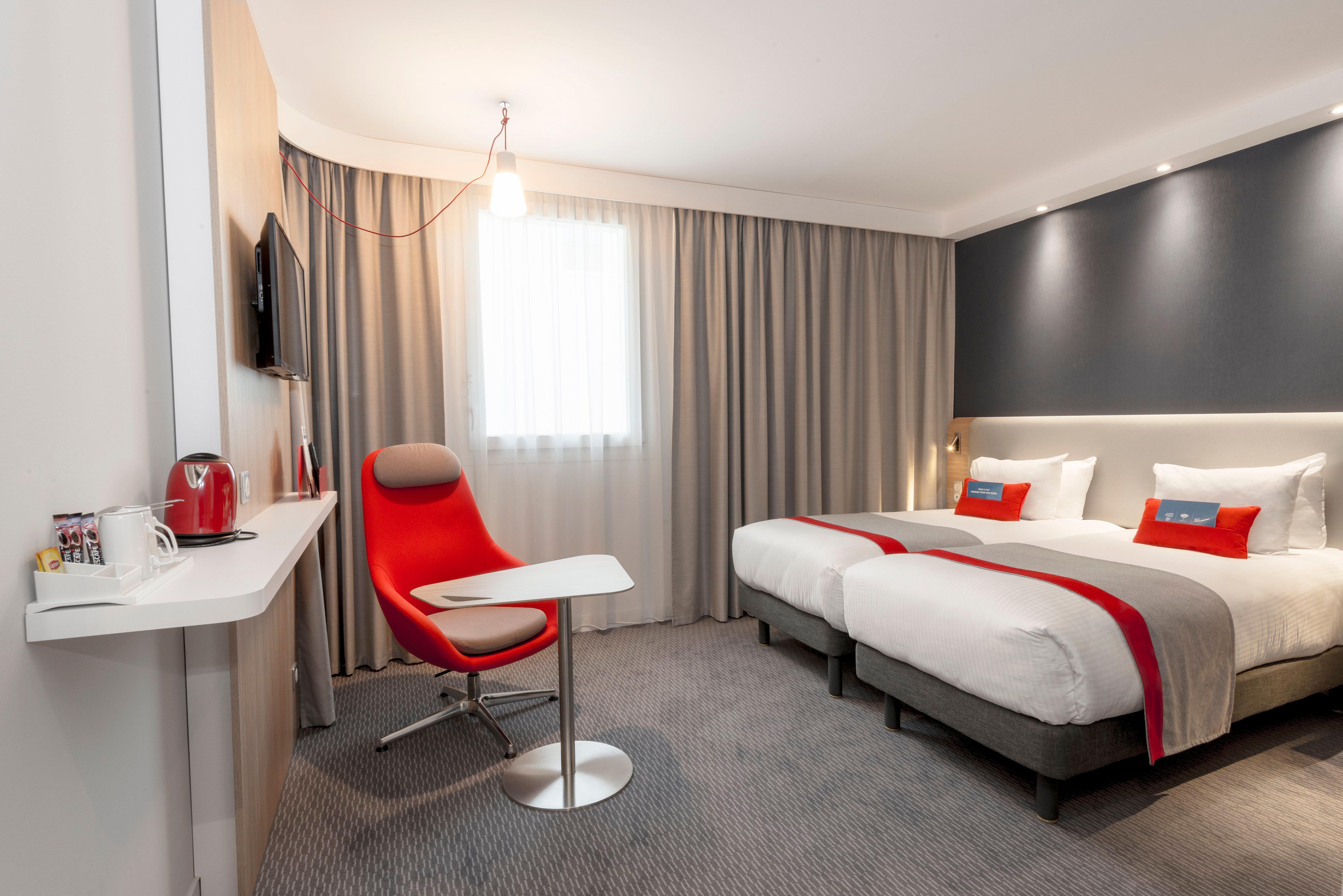 Holiday Inn Express Paris - Velizy By Ihg Екстериор снимка