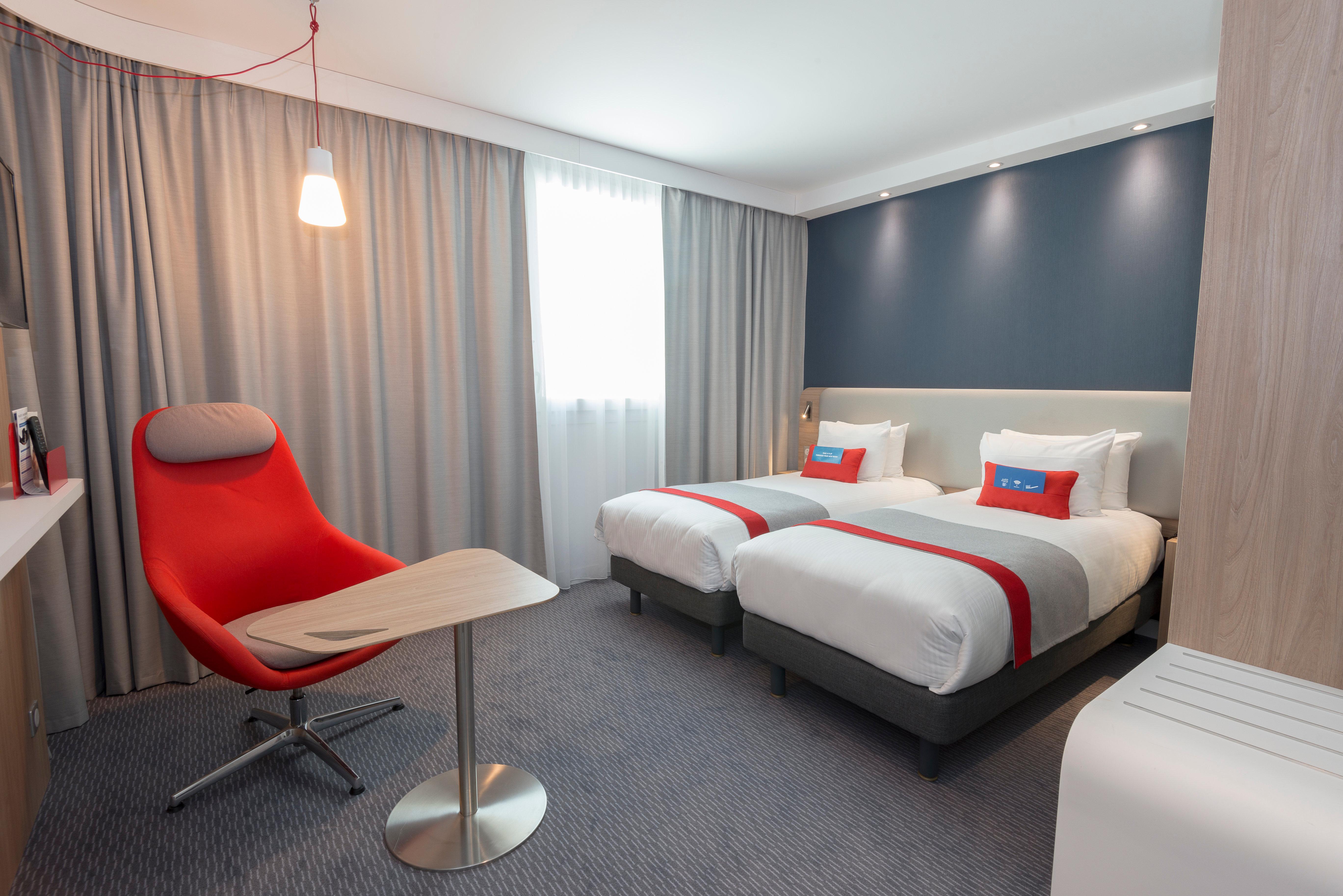 Holiday Inn Express Paris - Velizy By Ihg Екстериор снимка