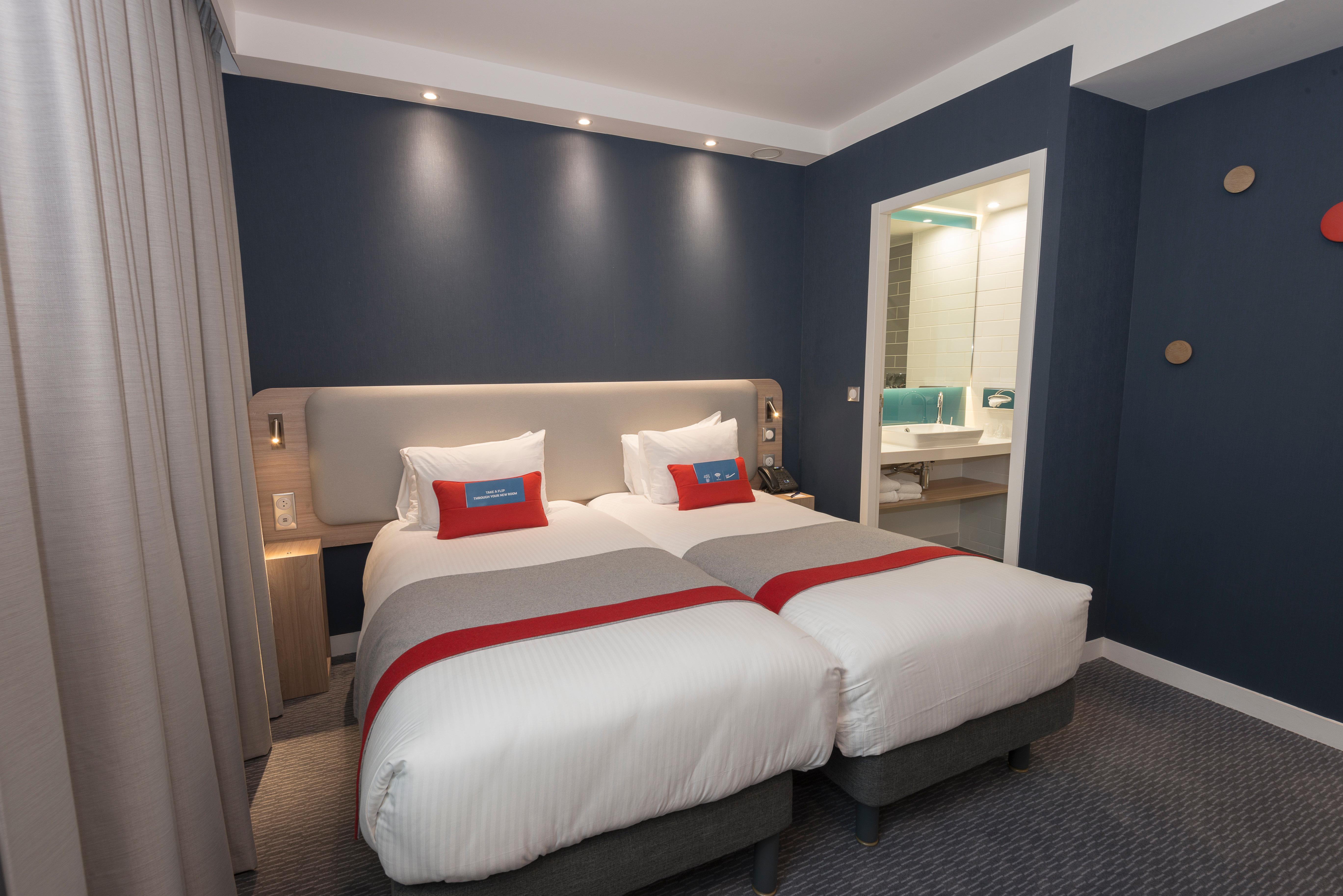 Holiday Inn Express Paris - Velizy By Ihg Екстериор снимка