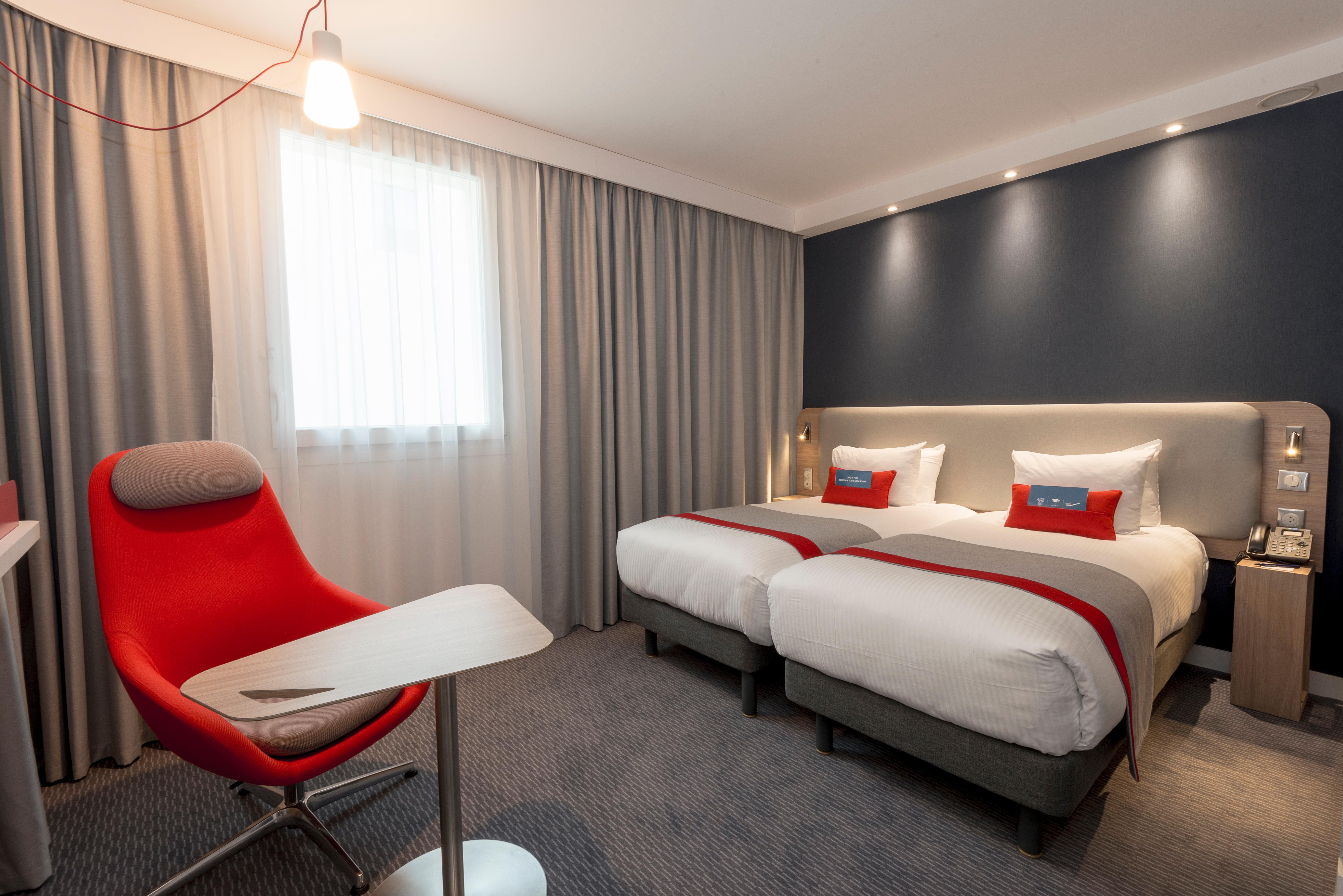 Holiday Inn Express Paris - Velizy By Ihg Екстериор снимка