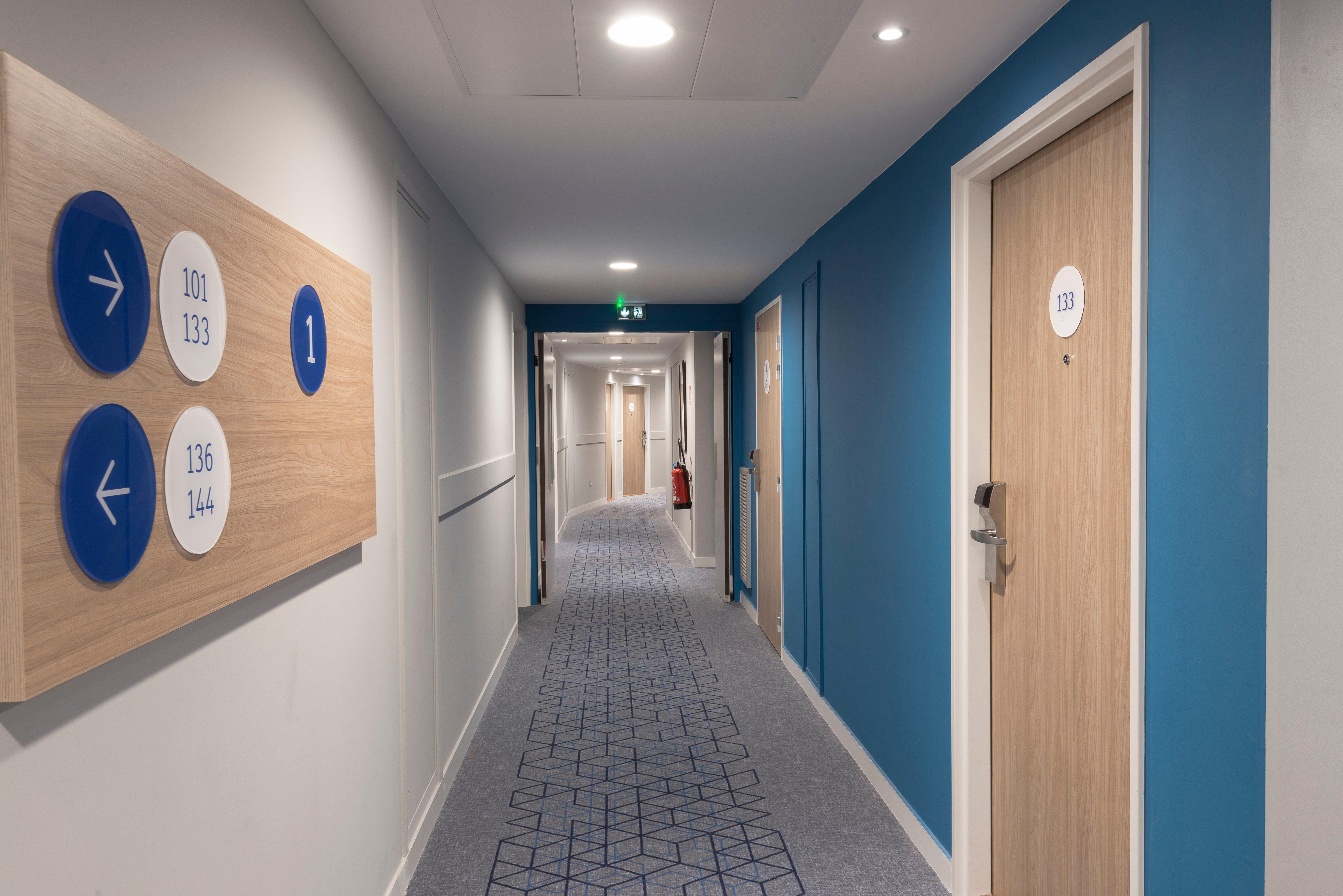 Holiday Inn Express Paris - Velizy By Ihg Екстериор снимка