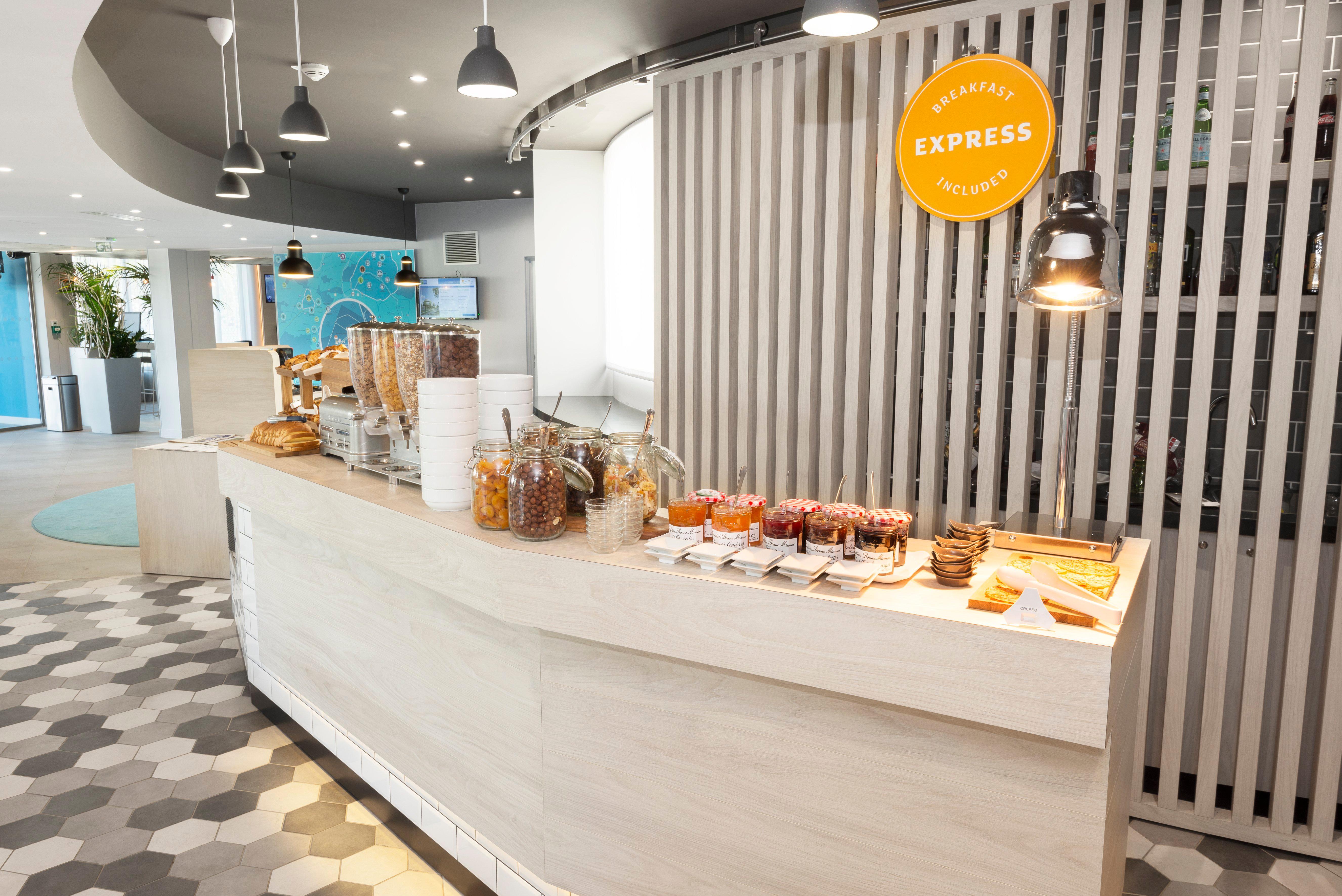 Holiday Inn Express Paris - Velizy By Ihg Екстериор снимка