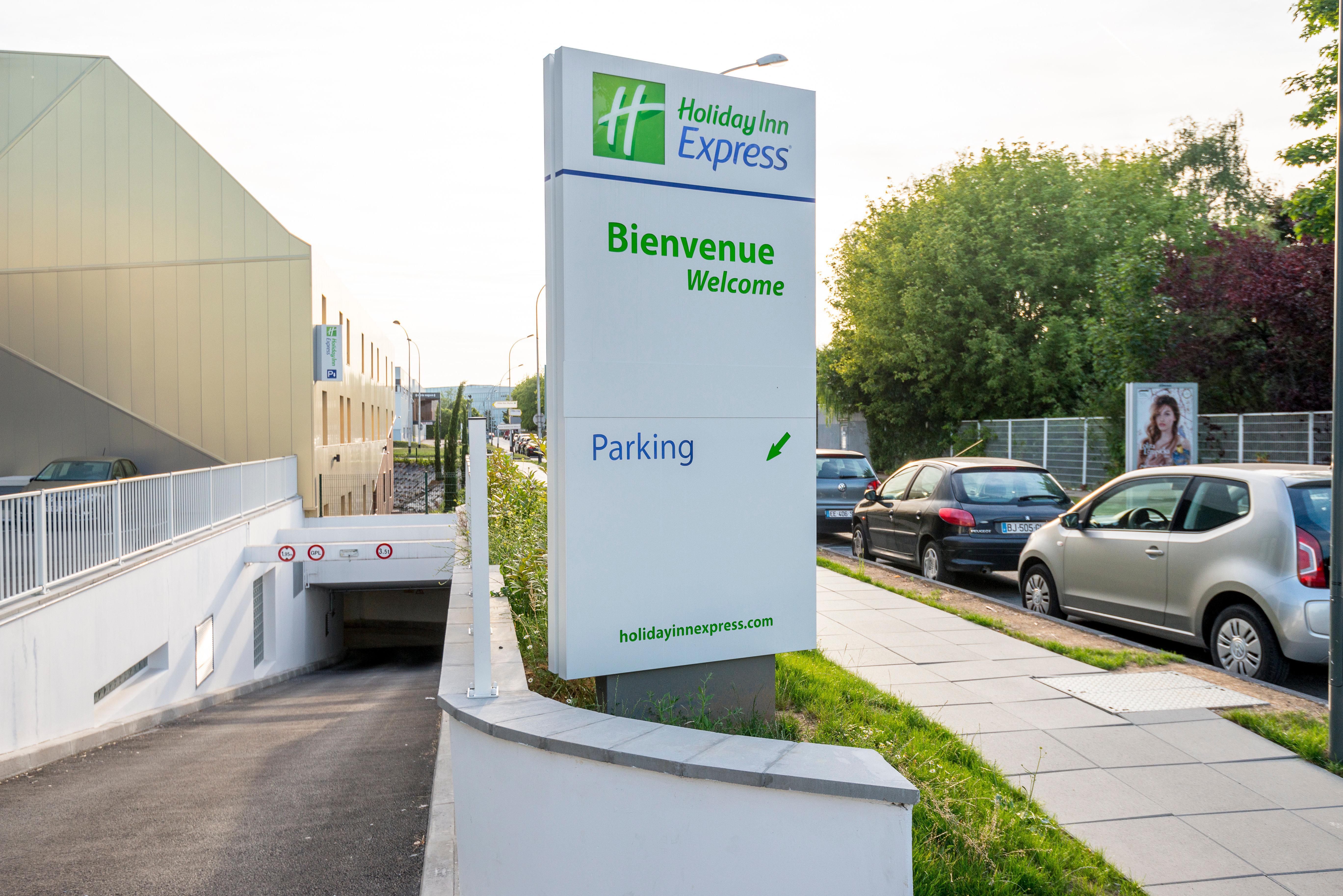 Holiday Inn Express Paris - Velizy By Ihg Екстериор снимка