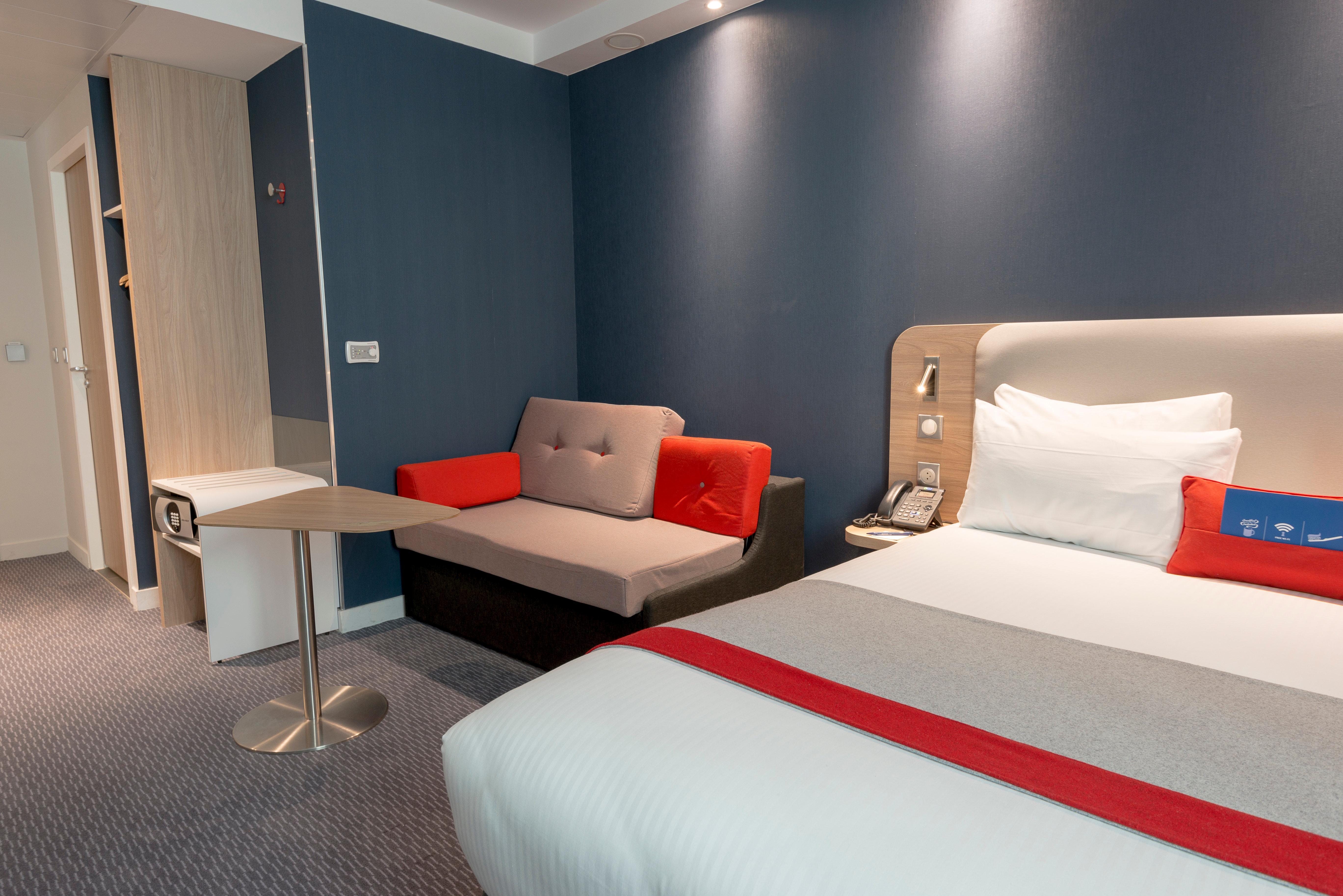 Holiday Inn Express Paris - Velizy By Ihg Екстериор снимка