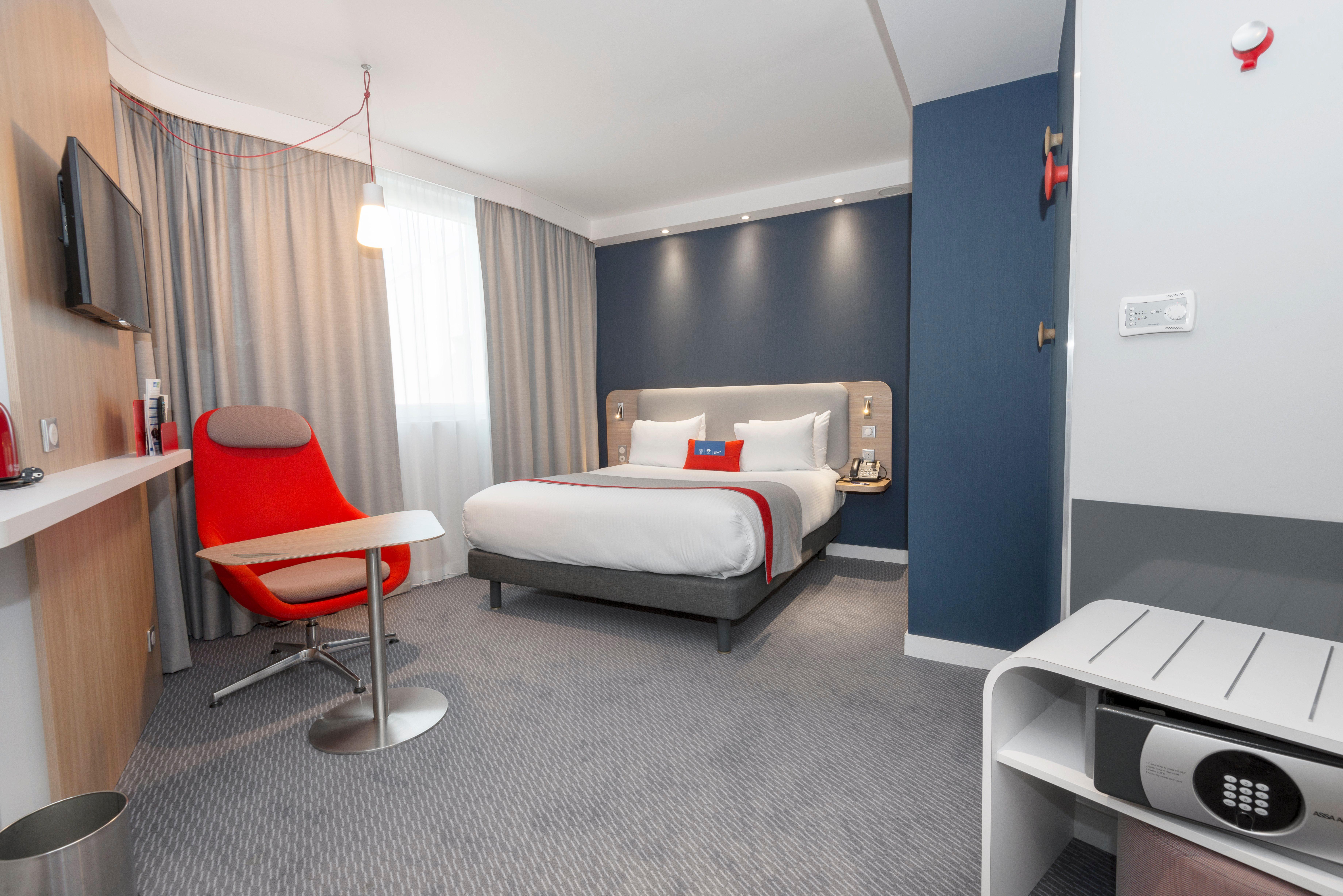 Holiday Inn Express Paris - Velizy By Ihg Екстериор снимка