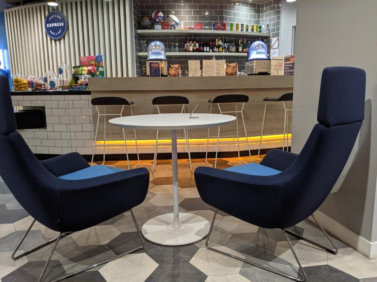 Holiday Inn Express Paris - Velizy By Ihg Екстериор снимка
