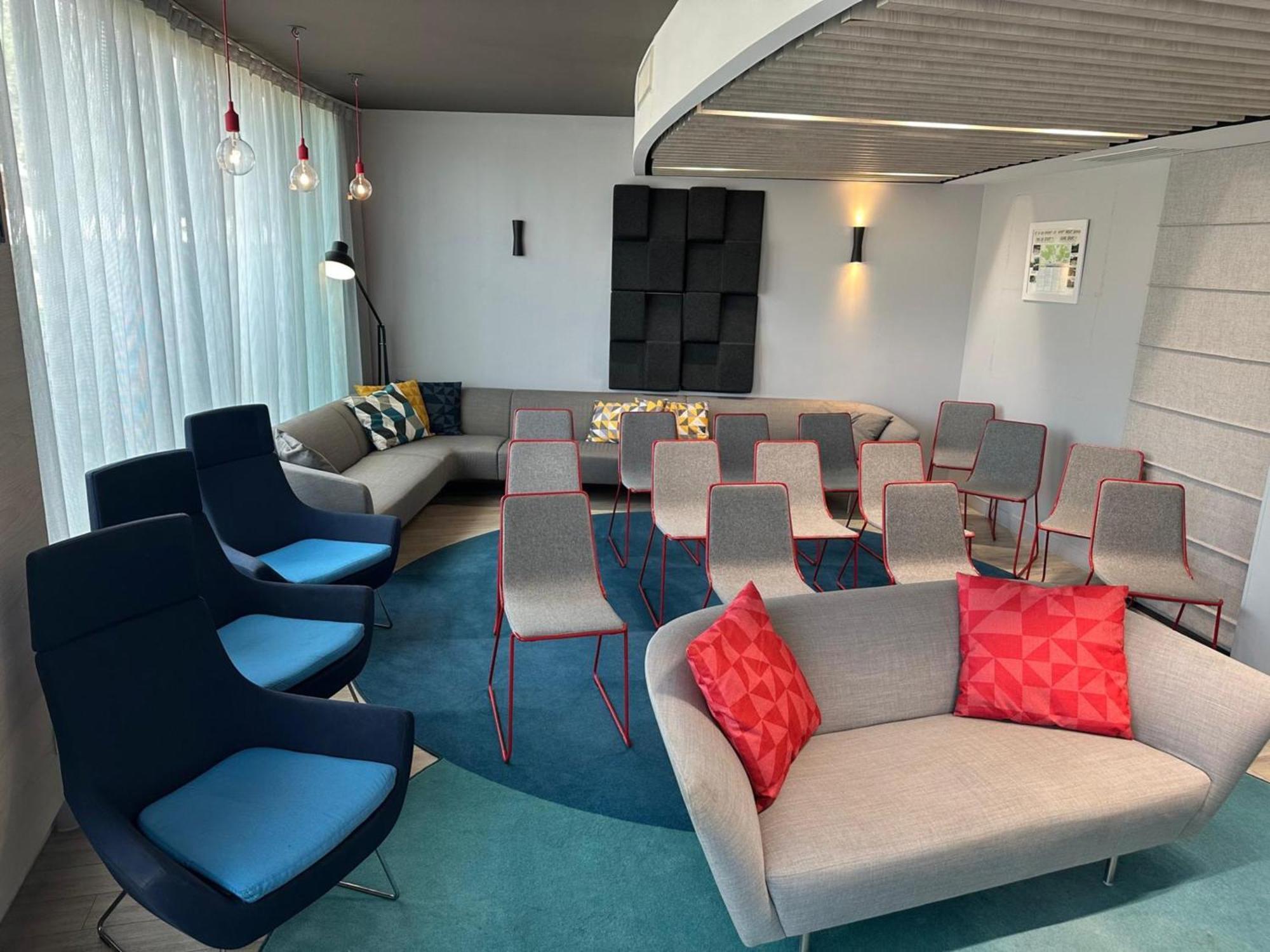 Holiday Inn Express Paris - Velizy By Ihg Екстериор снимка
