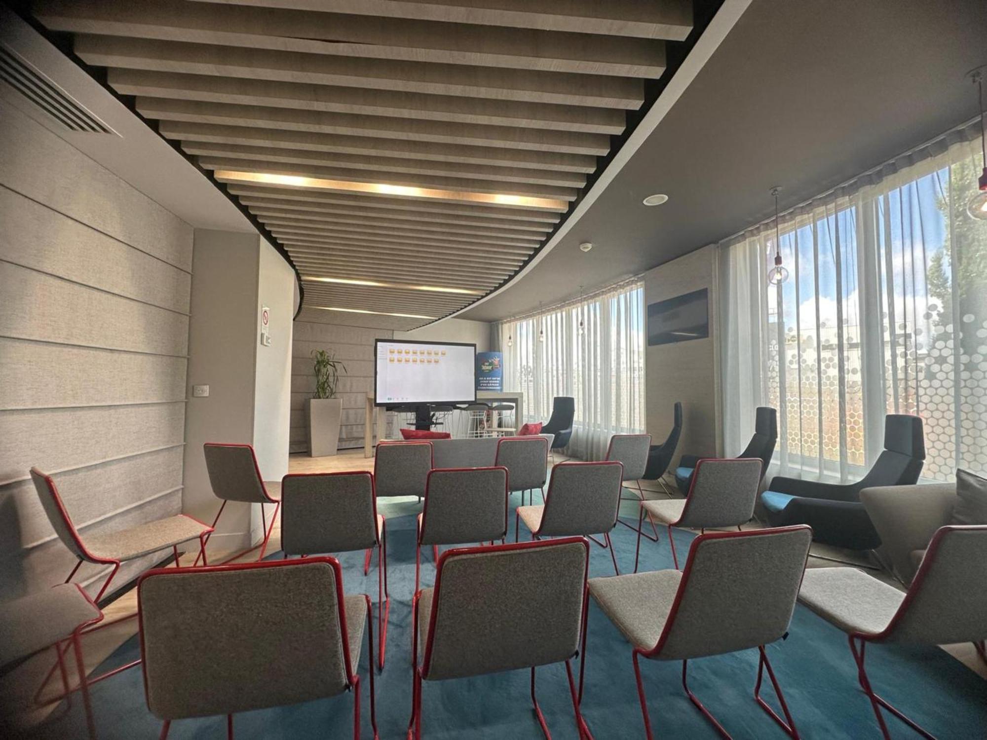 Holiday Inn Express Paris - Velizy By Ihg Екстериор снимка