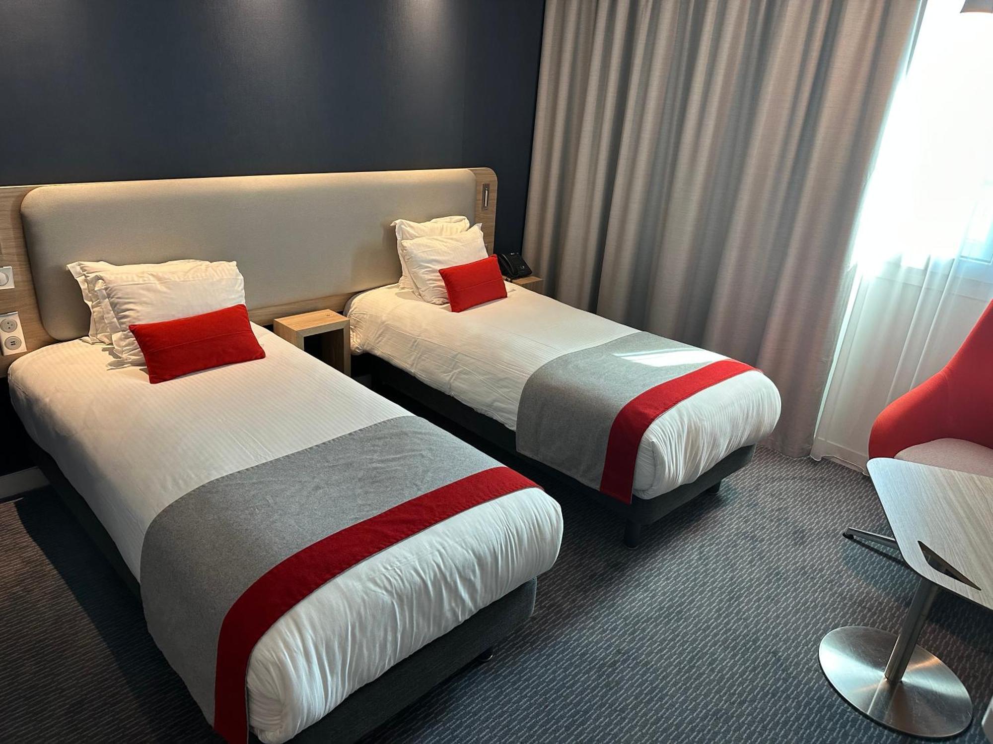 Holiday Inn Express Paris - Velizy By Ihg Екстериор снимка