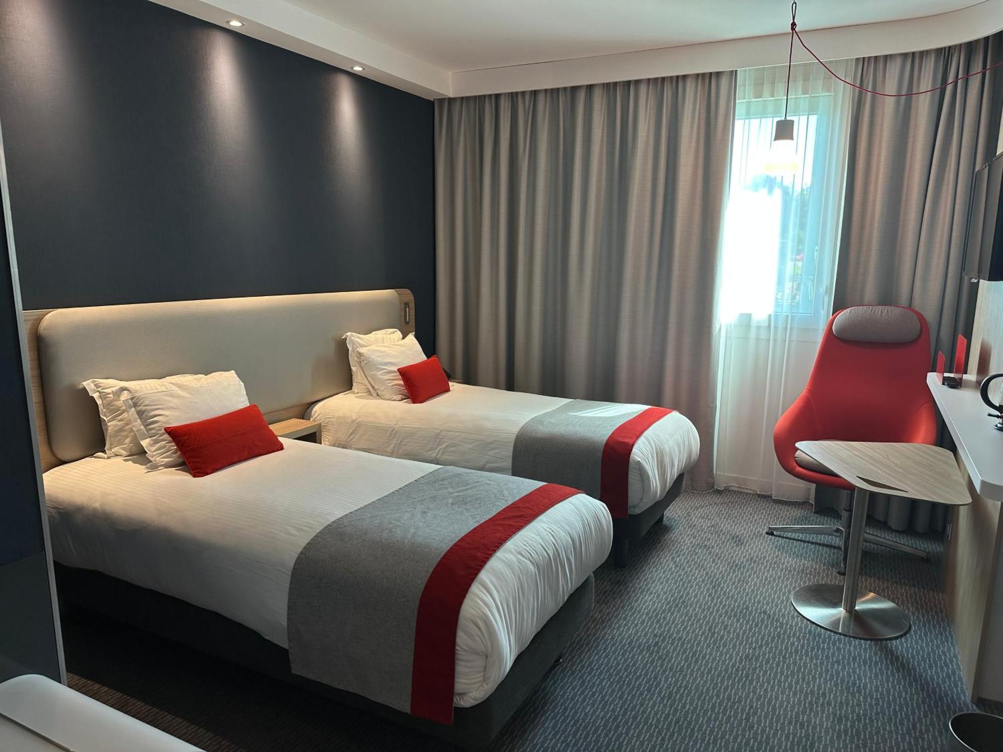 Holiday Inn Express Paris - Velizy By Ihg Екстериор снимка