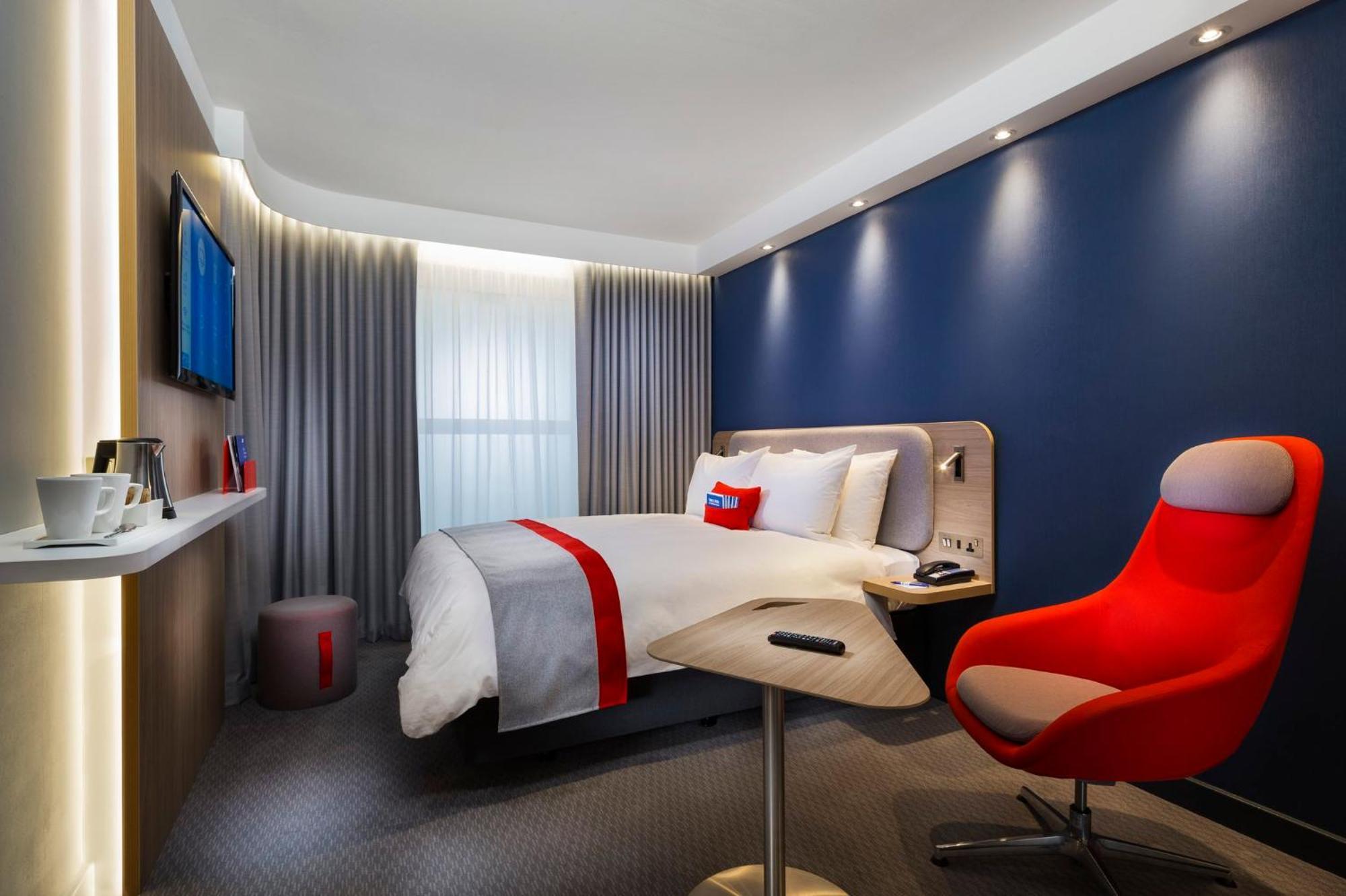 Holiday Inn Express Paris - Velizy By Ihg Екстериор снимка
