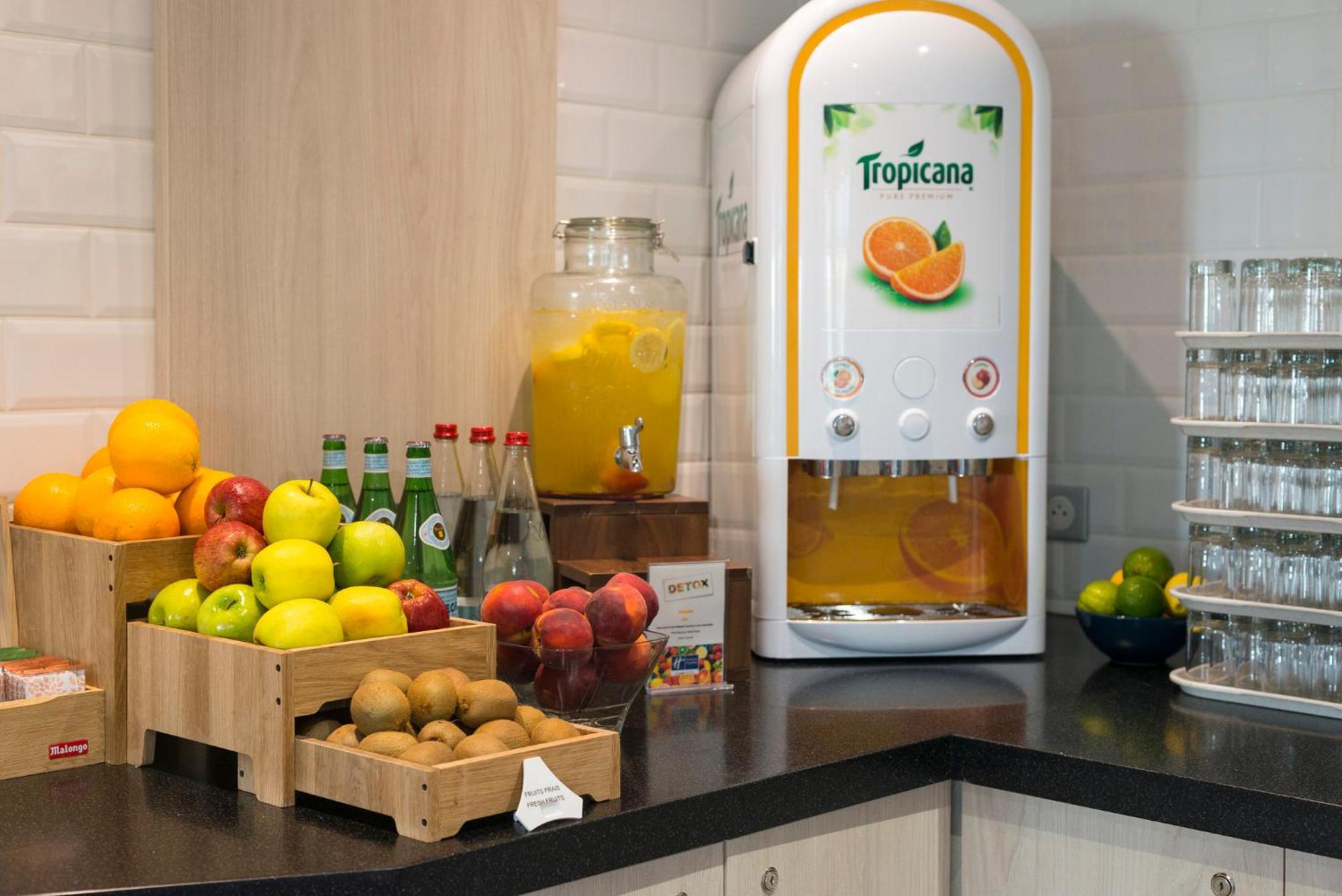 Holiday Inn Express Paris - Velizy By Ihg Екстериор снимка